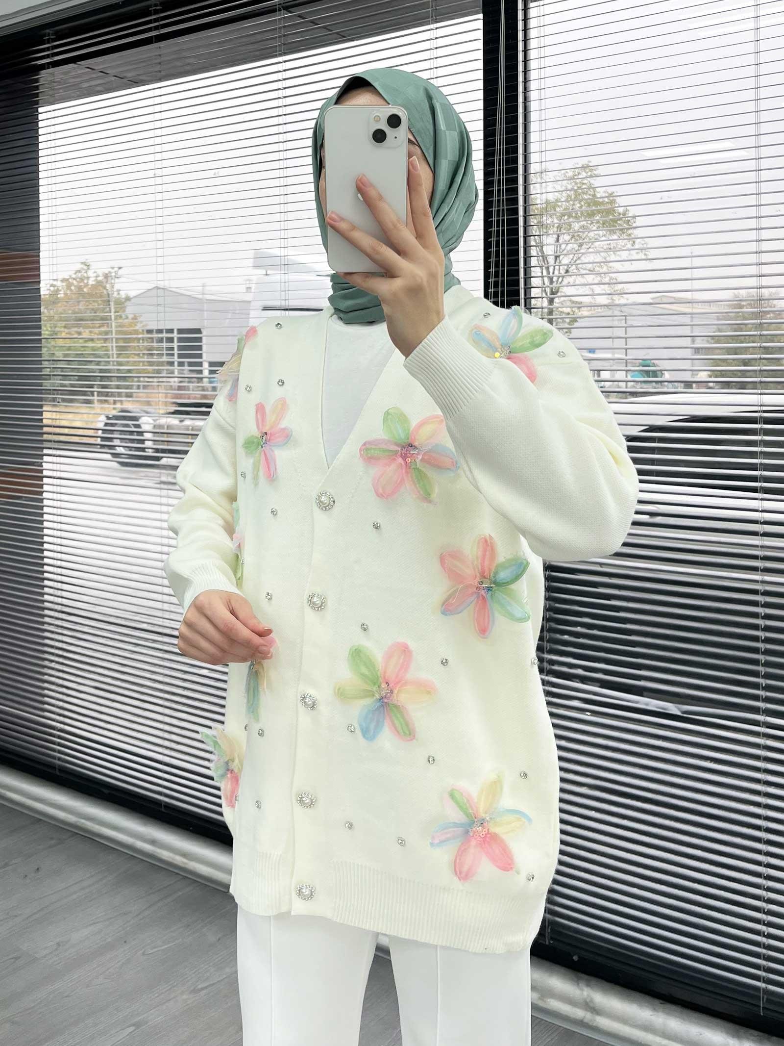 Krem Şık Çiçek Detaylı Kadın Hırka