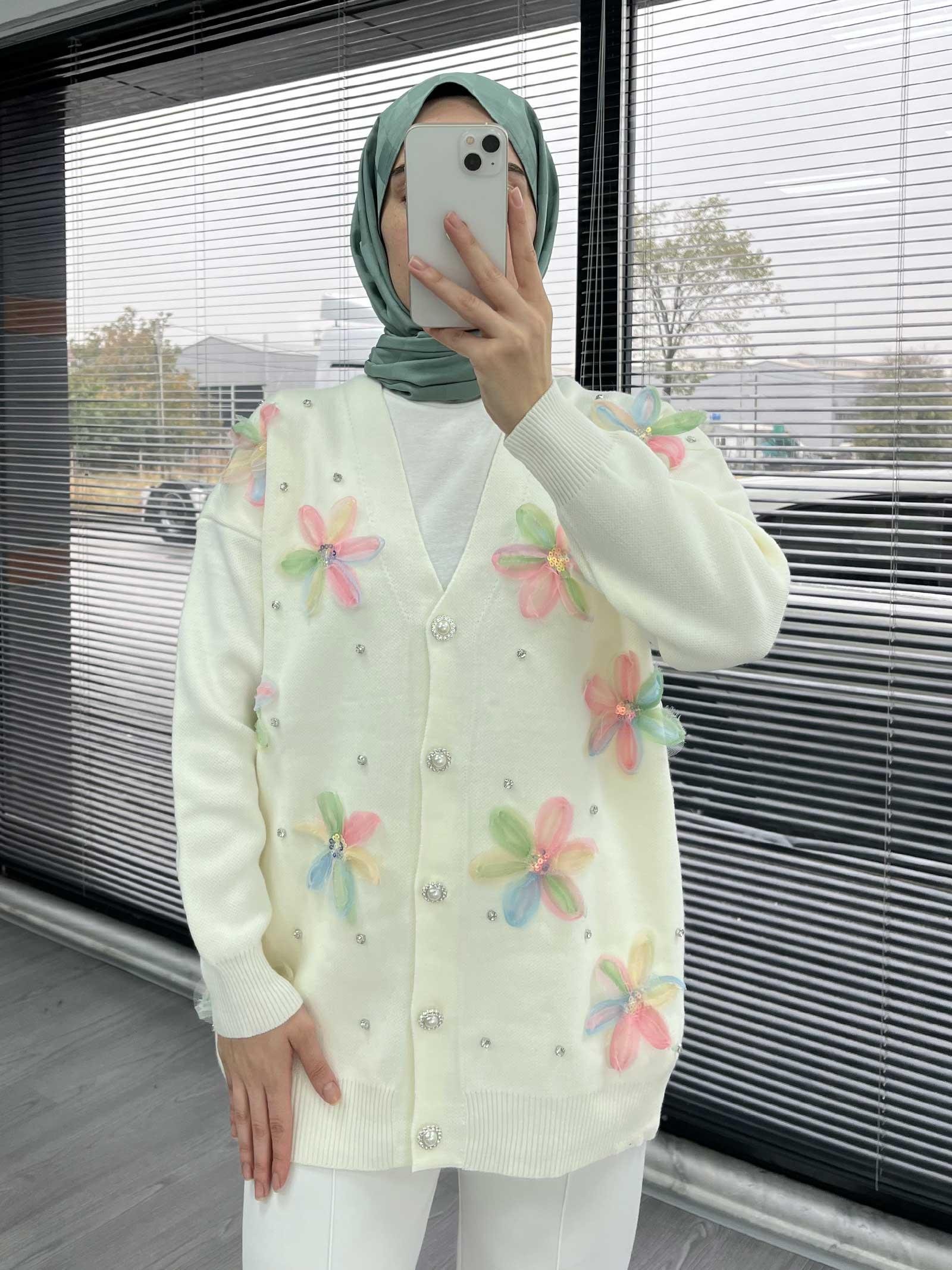 Krem Şık Çiçek Detaylı Kadın Hırka