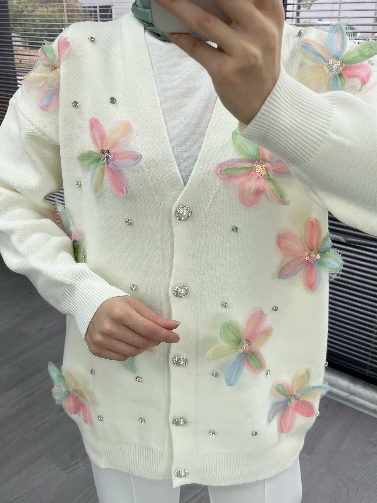 Krem Şık Çiçek Detaylı Kadın Hırka