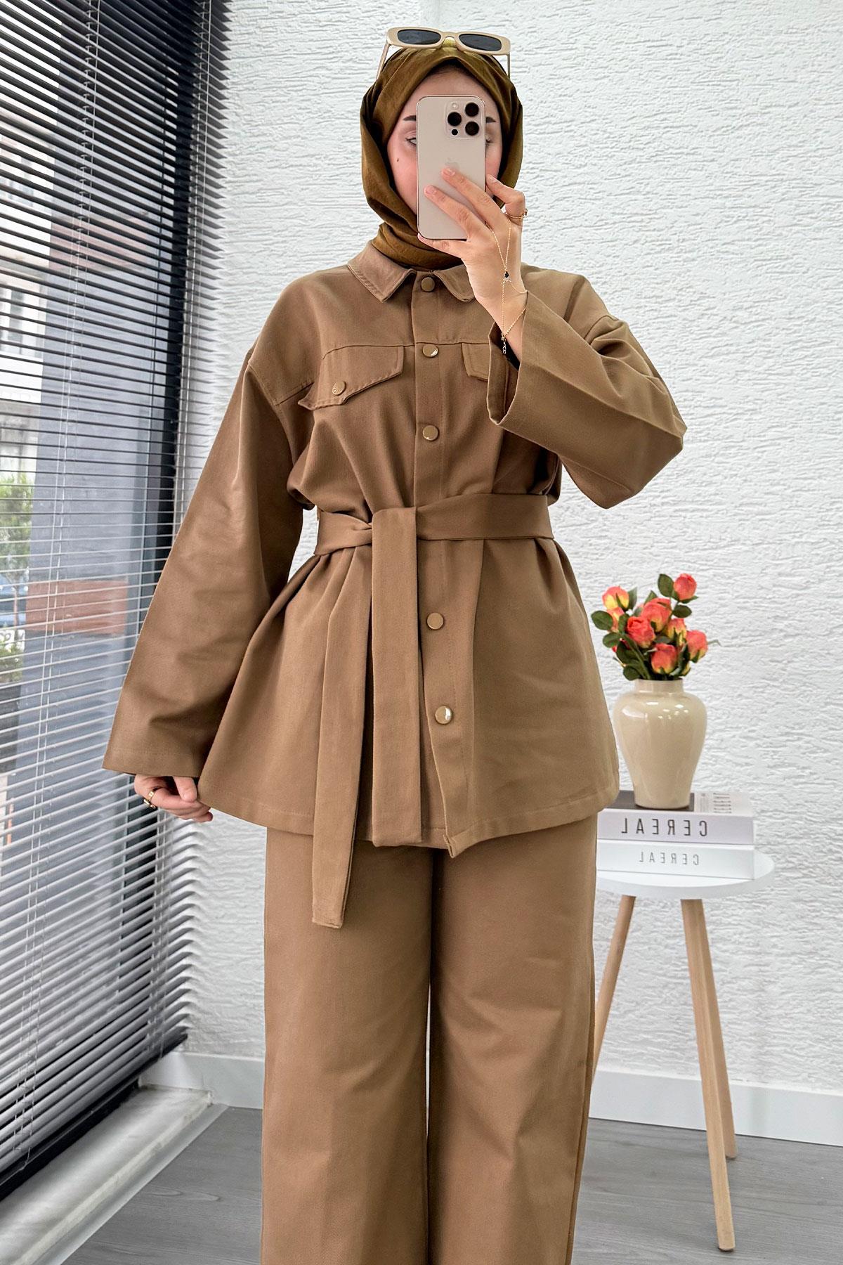 Önü Tam Düğmeli Gabardin İkili Takım – Camel