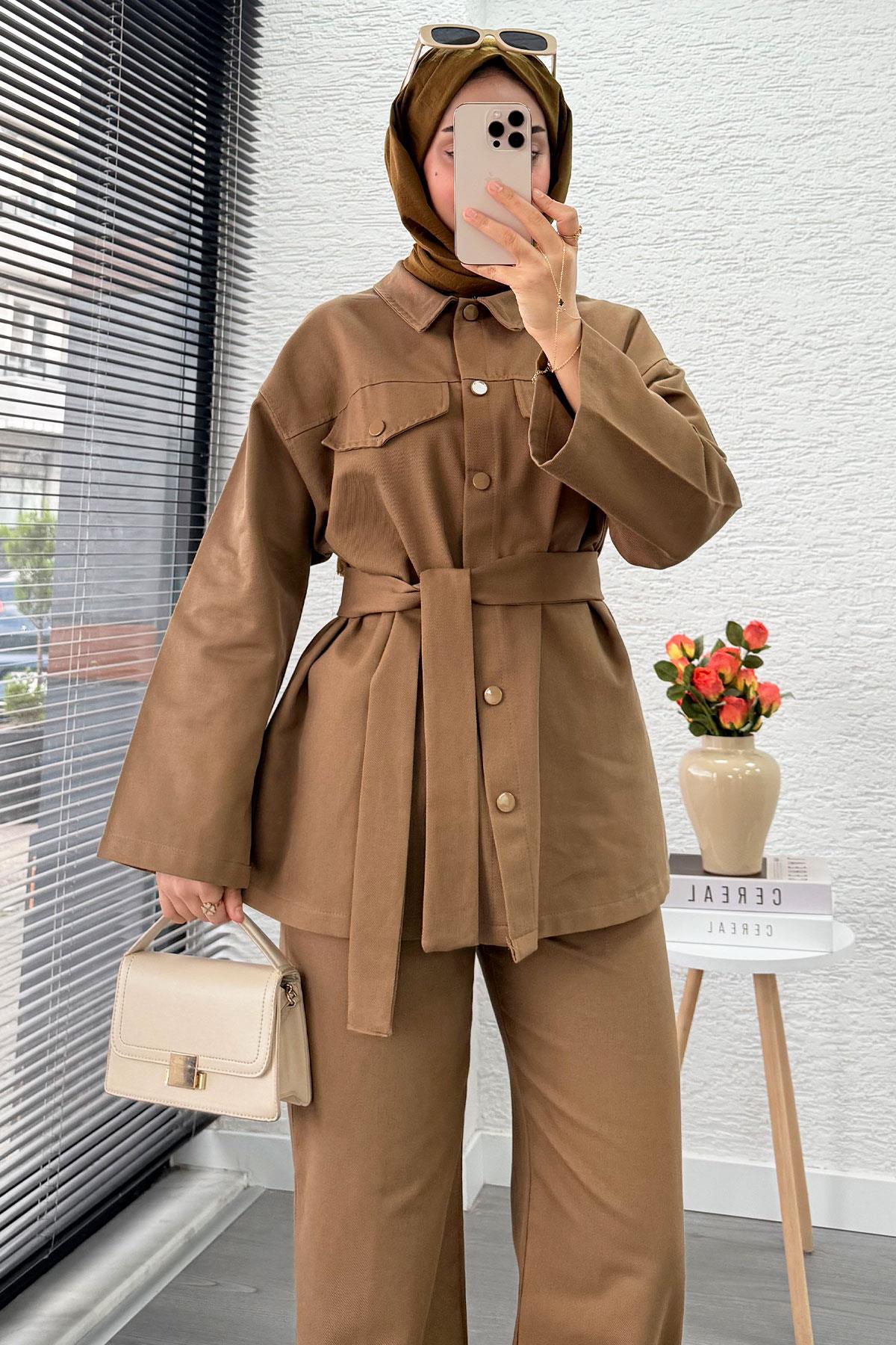 Önü Tam Düğmeli Gabardin İkili Takım – Camel