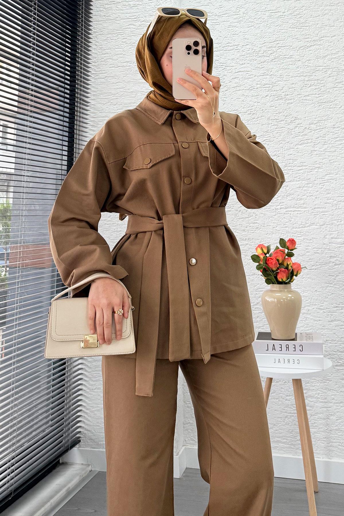 Önü Tam Düğmeli Gabardin İkili Takım – Camel