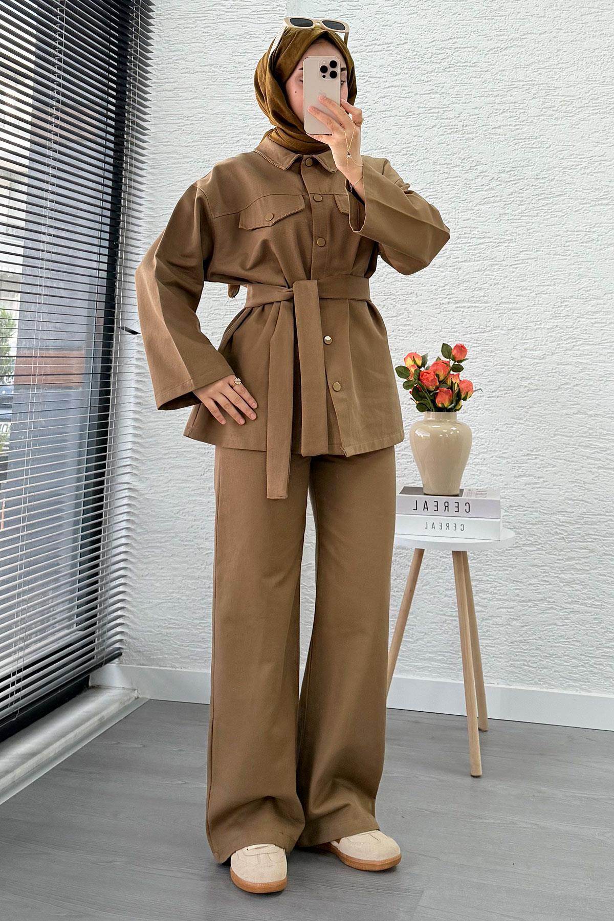 Önü Tam Düğmeli Gabardin İkili Takım – Camel