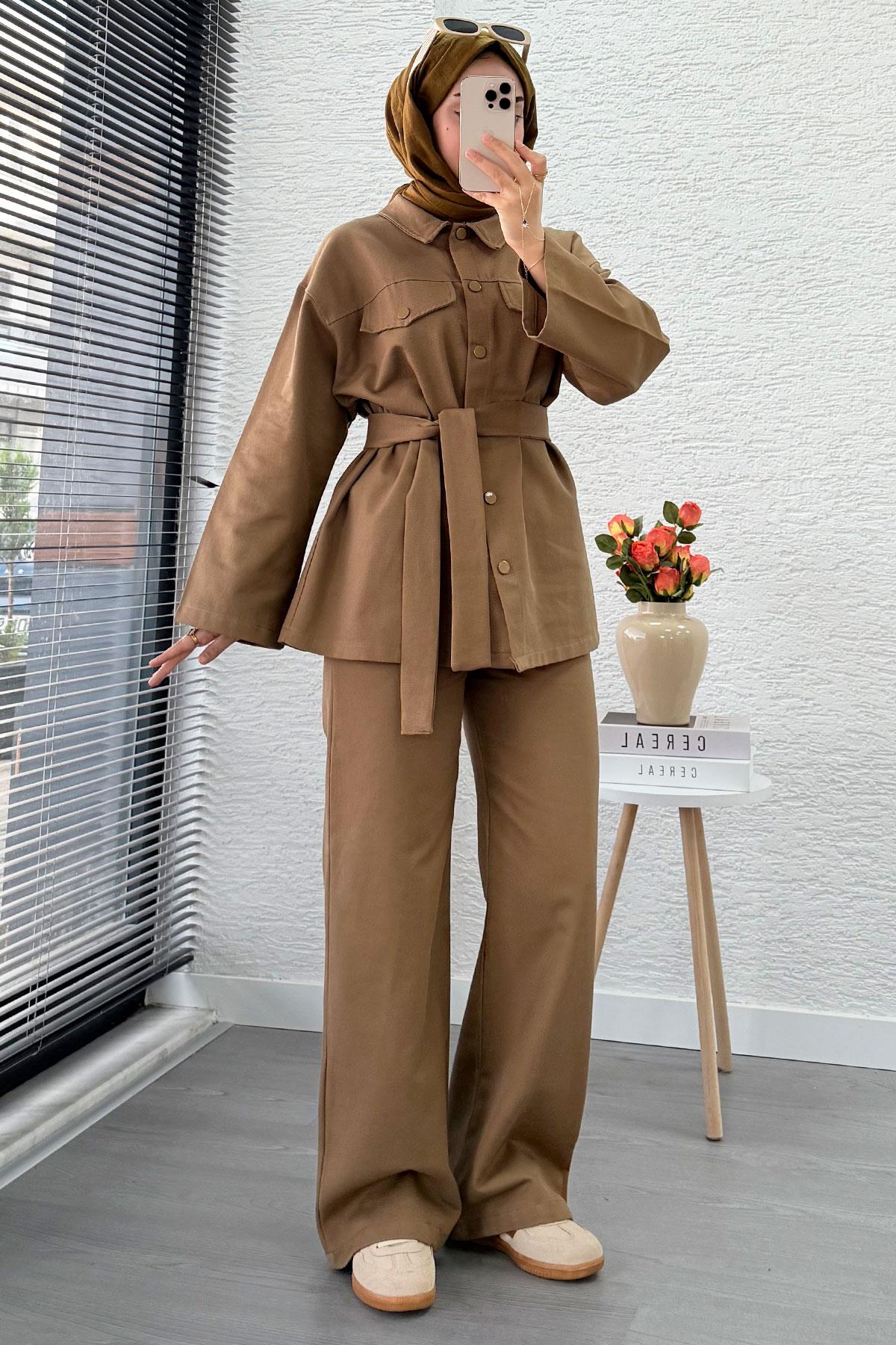 Önü Tam Düğmeli Gabardin İkili Takım – Camel