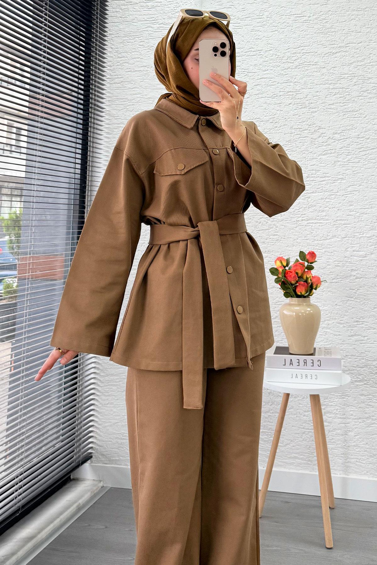 Önü Tam Düğmeli Gabardin İkili Takım – Camel