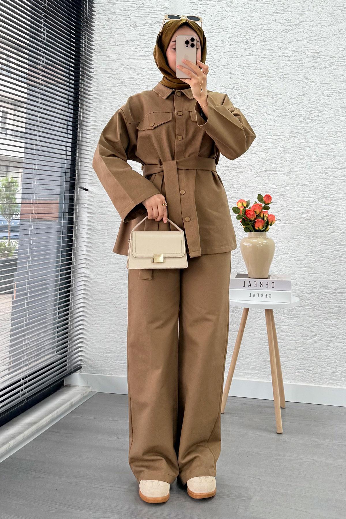 Önü Tam Düğmeli Gabardin İkili Takım – Camel