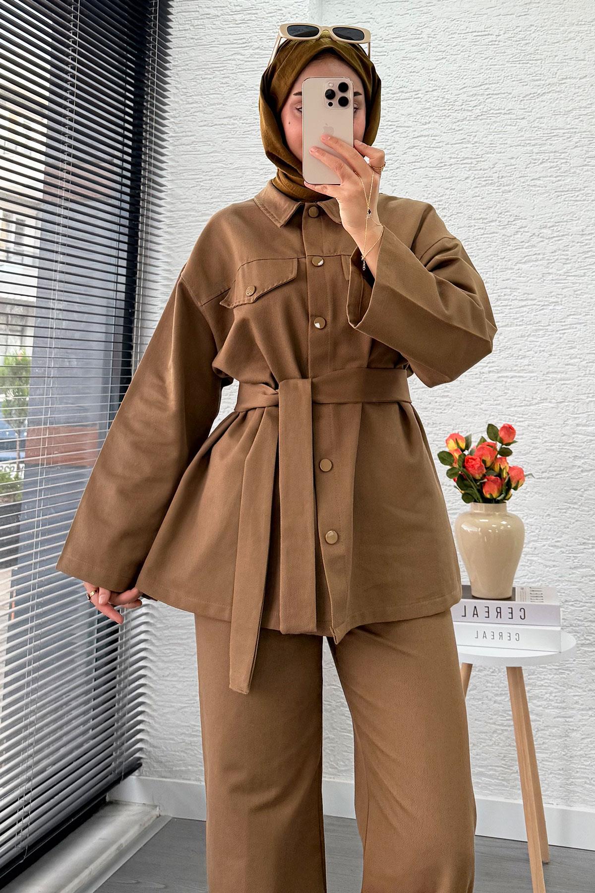 Önü Tam Düğmeli Gabardin İkili Takım – Camel