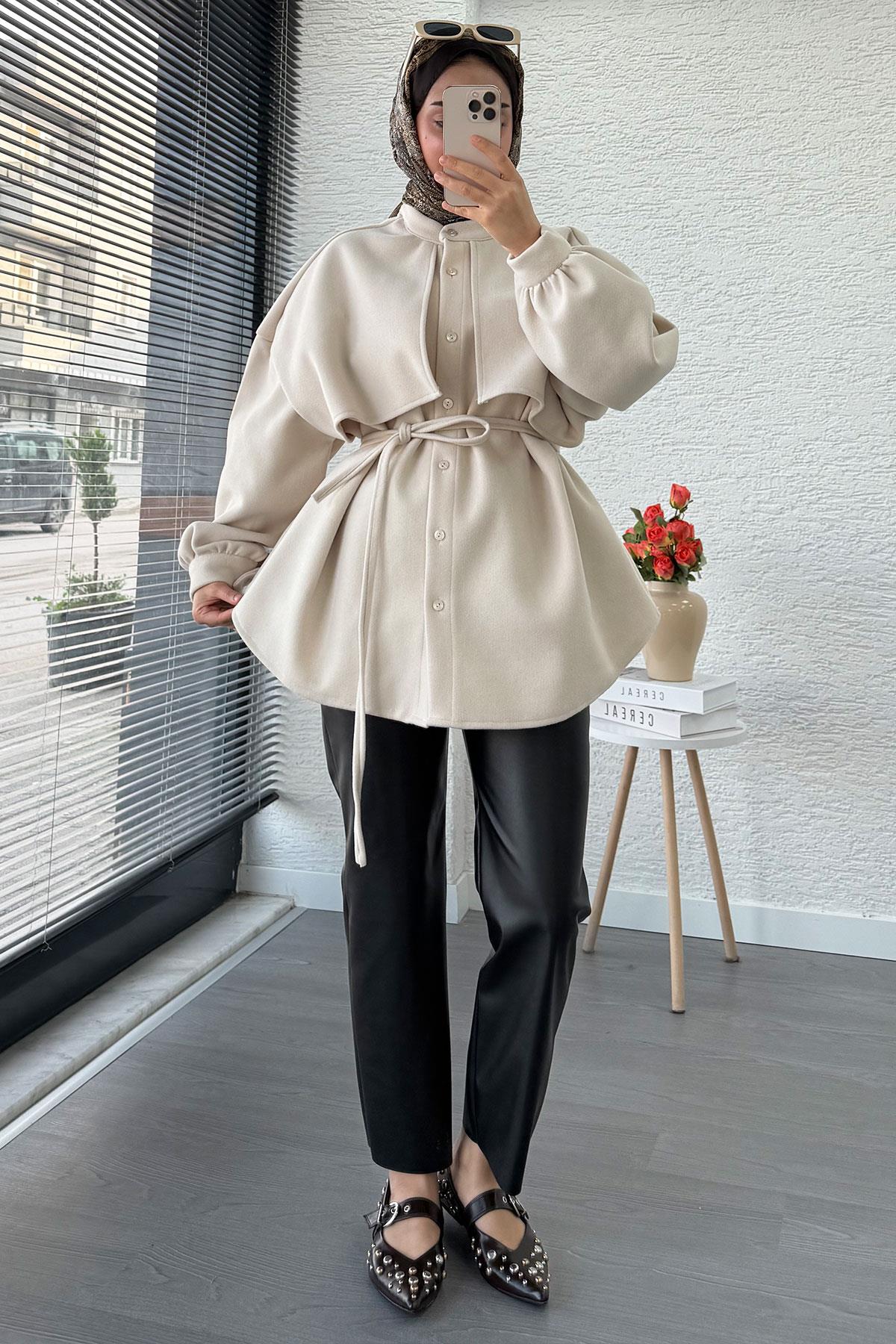 Pelerin Detaylı Önden Düğmeli Kaşe Gömlek – Taş