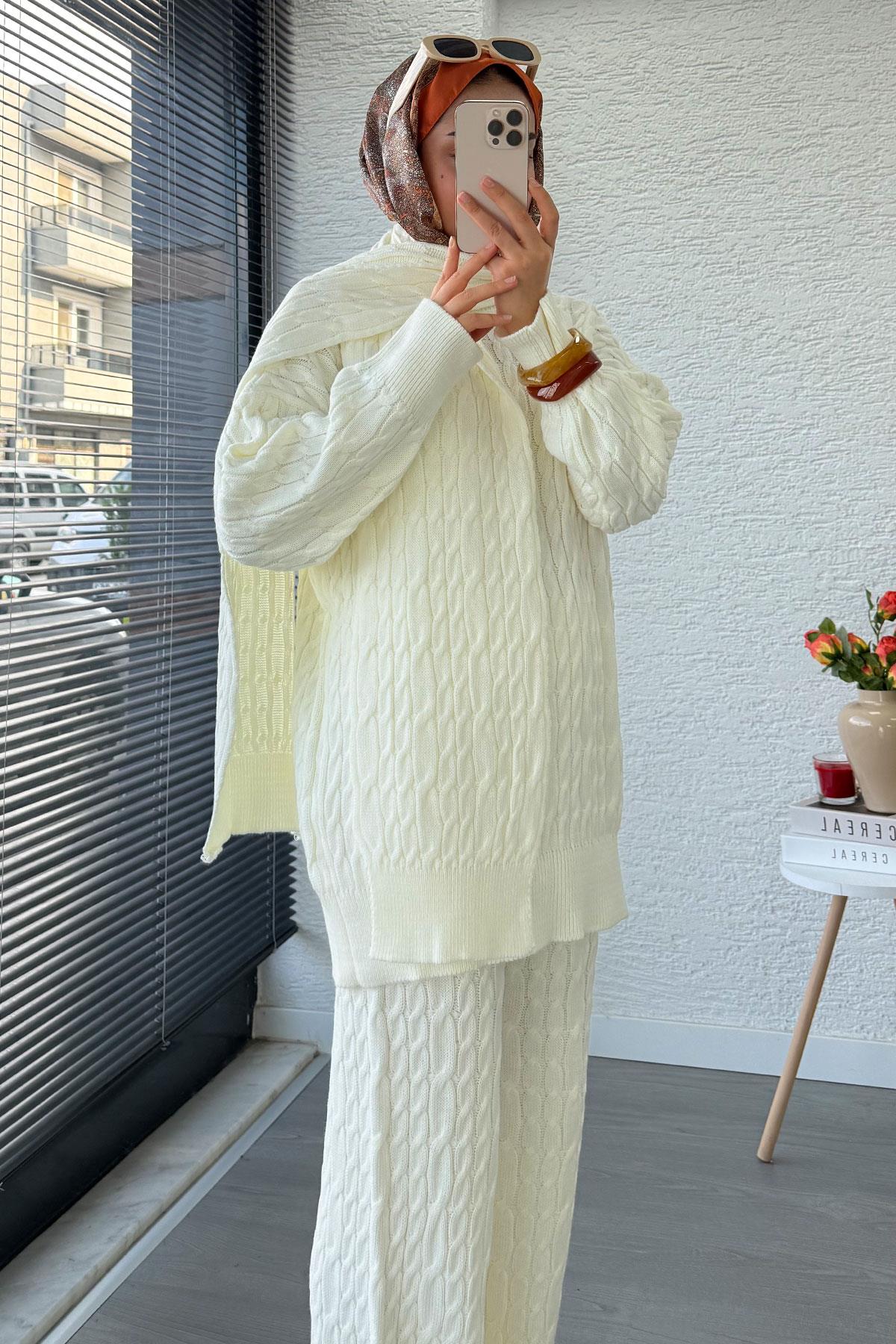 Premium Örgü Desen Atkı Detaylı Kadın Triko Takım – Beyaz