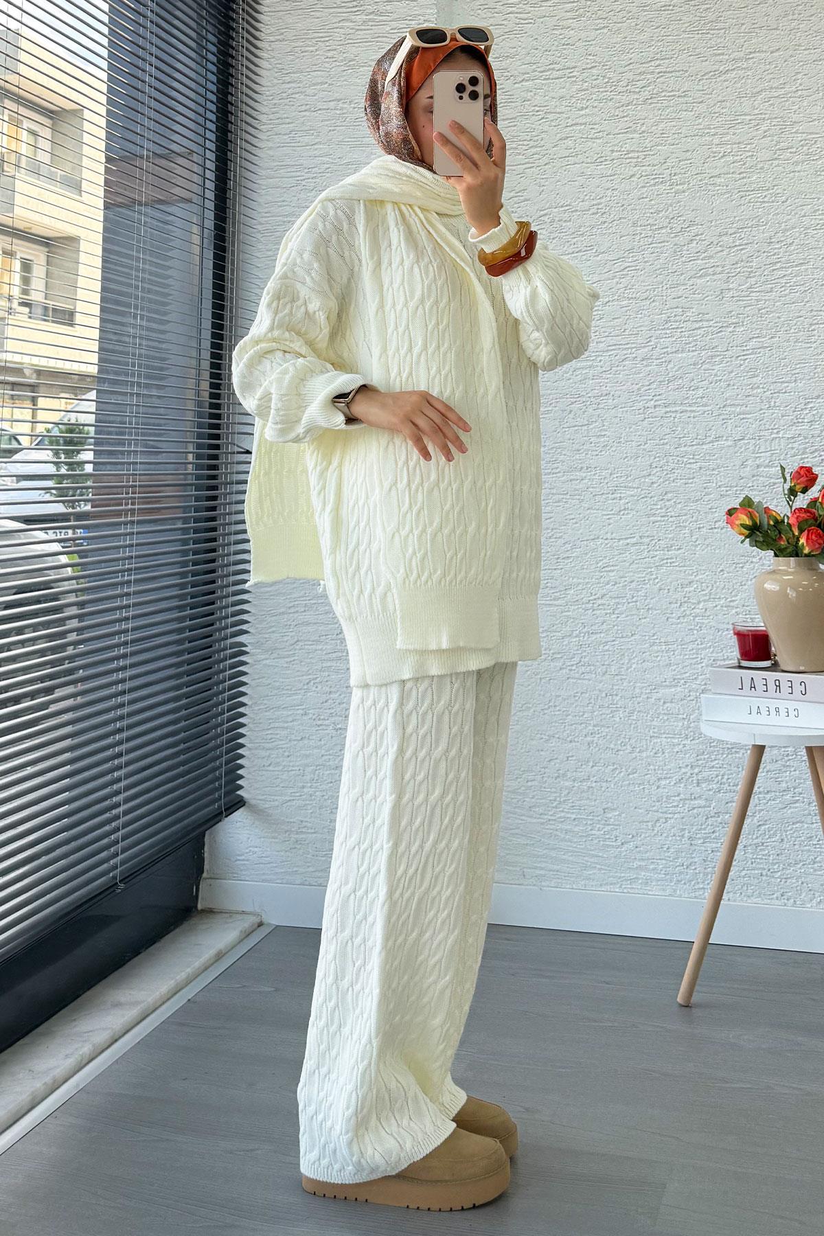 Premium Örgü Desen Atkı Detaylı Kadın Triko Takım – Beyaz