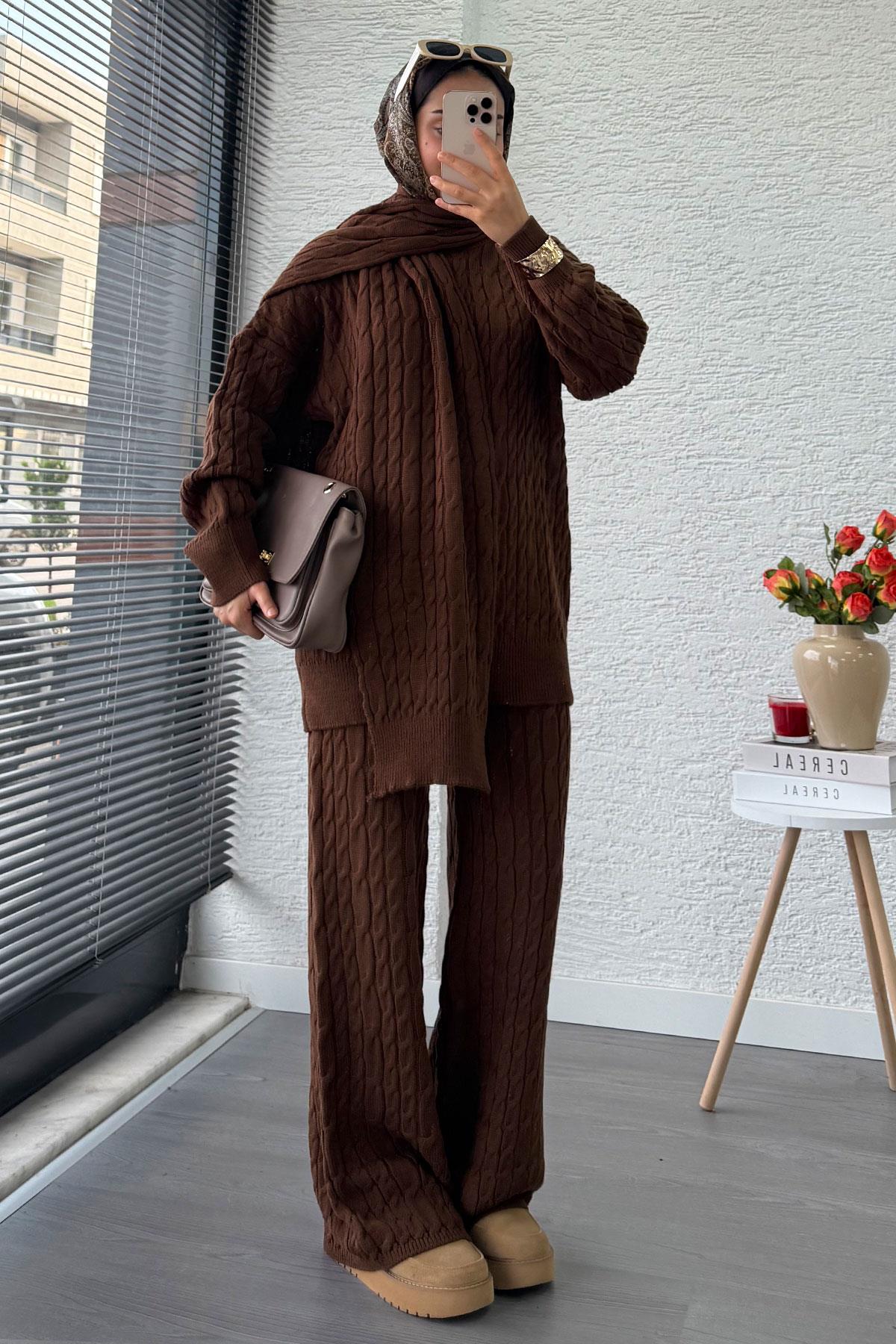 Premium Örgü Desen Atkı Detaylı Kadın Triko Takım – Kahverengi