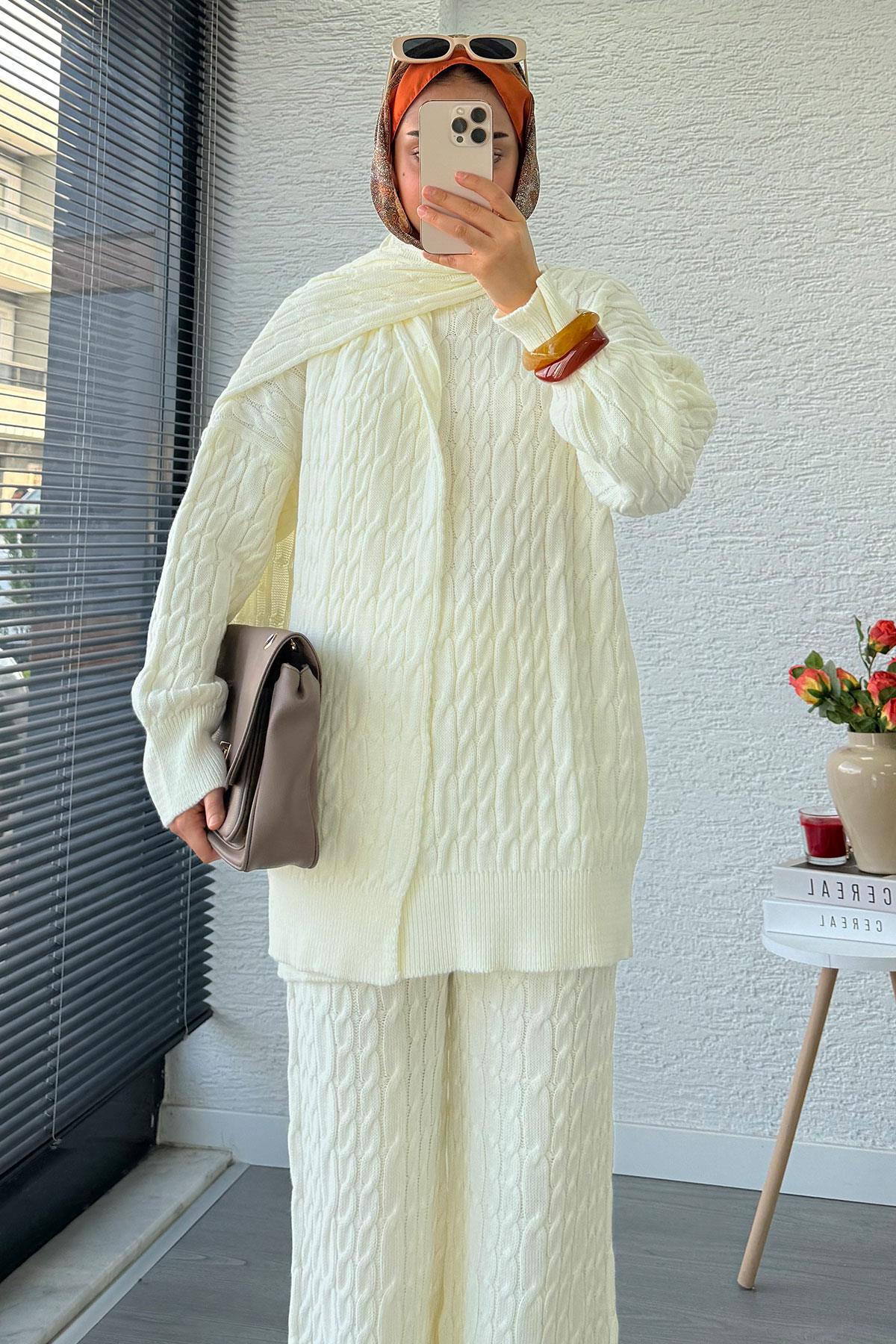 Premium Örgü Desen Atkı Detaylı Kadın Triko Takım – Beyaz