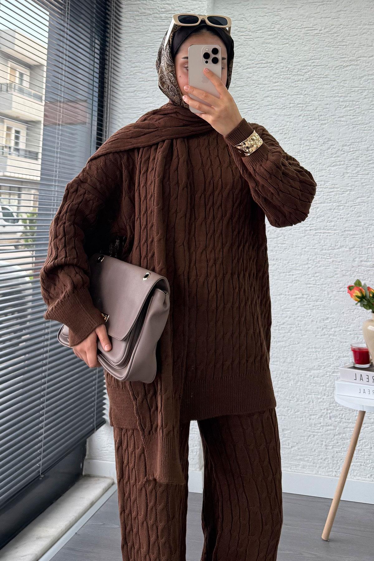 Premium Örgü Desen Atkı Detaylı Kadın Triko Takım – Kahverengi