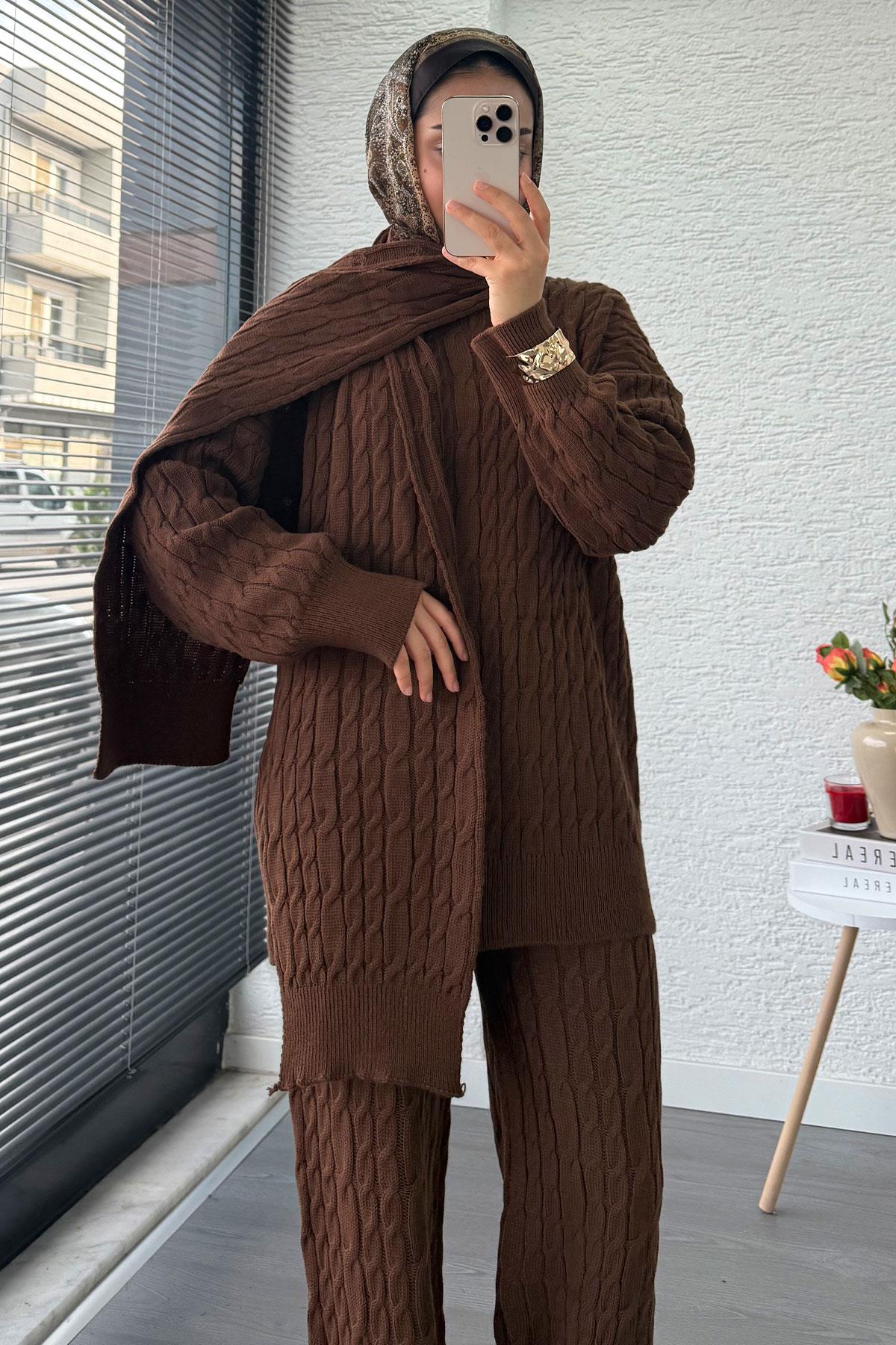 Premium Örgü Desen Atkı Detaylı Kadın Triko Takım – Kahverengi