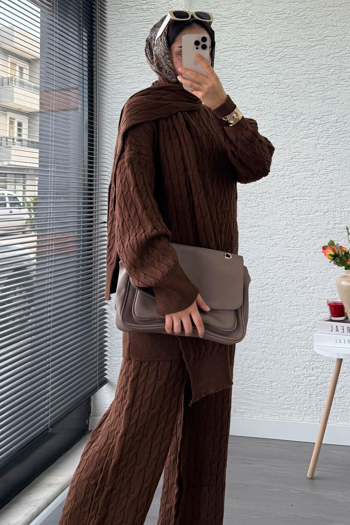 Premium Örgü Desen Atkı Detaylı Kadın Triko Takım – Kahverengi