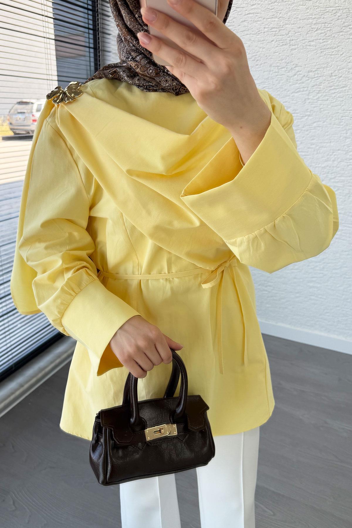 Şal Yaka Broş Detaylı Poplin Tunik – Sarı