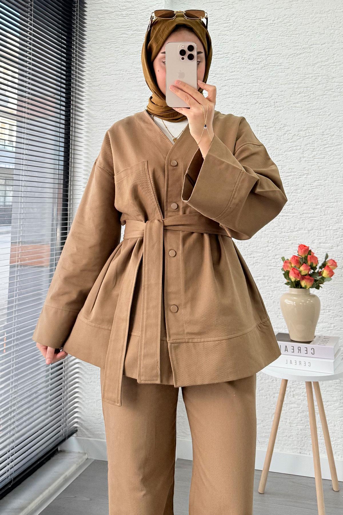 V Yaka Düğmeli Gabardin İkili Takım – Camel