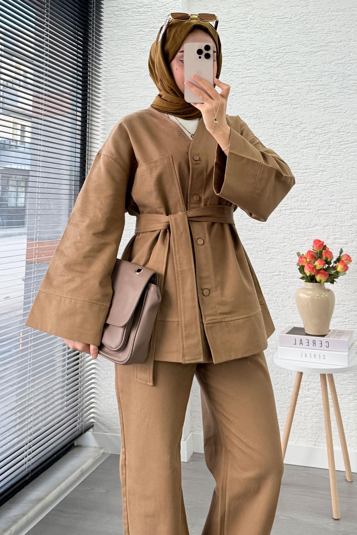 V Yaka Düğmeli Gabardin İkili Takım – Camel