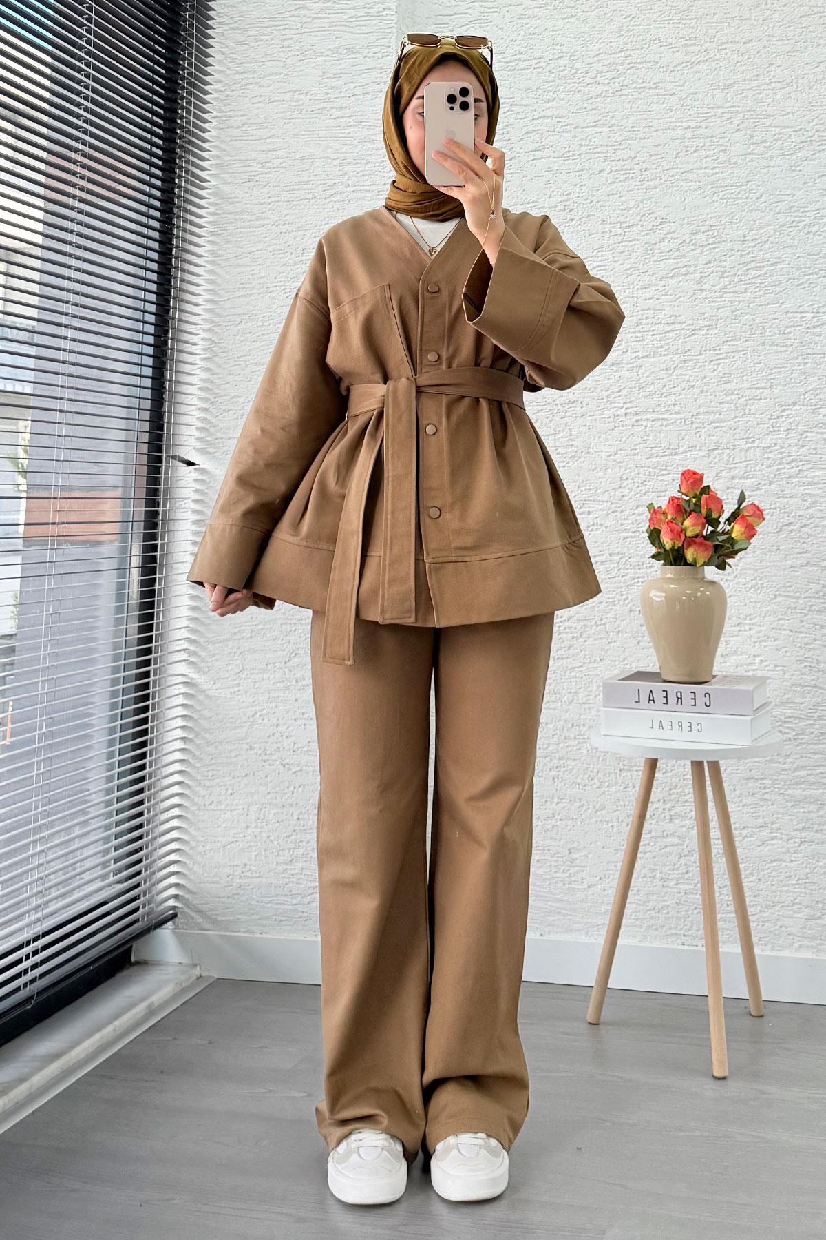 V Yaka Düğmeli Gabardin İkili Takım – Camel