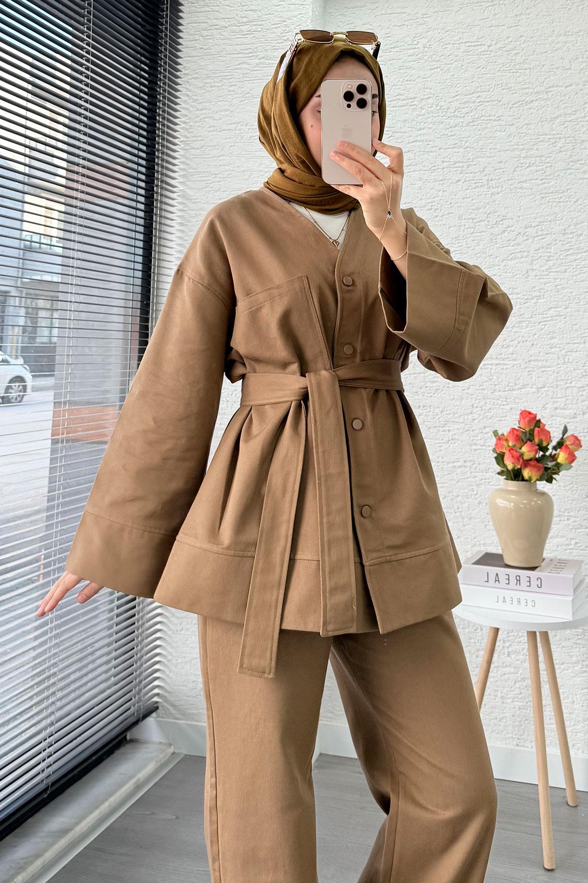 V Yaka Düğmeli Gabardin İkili Takım – Camel