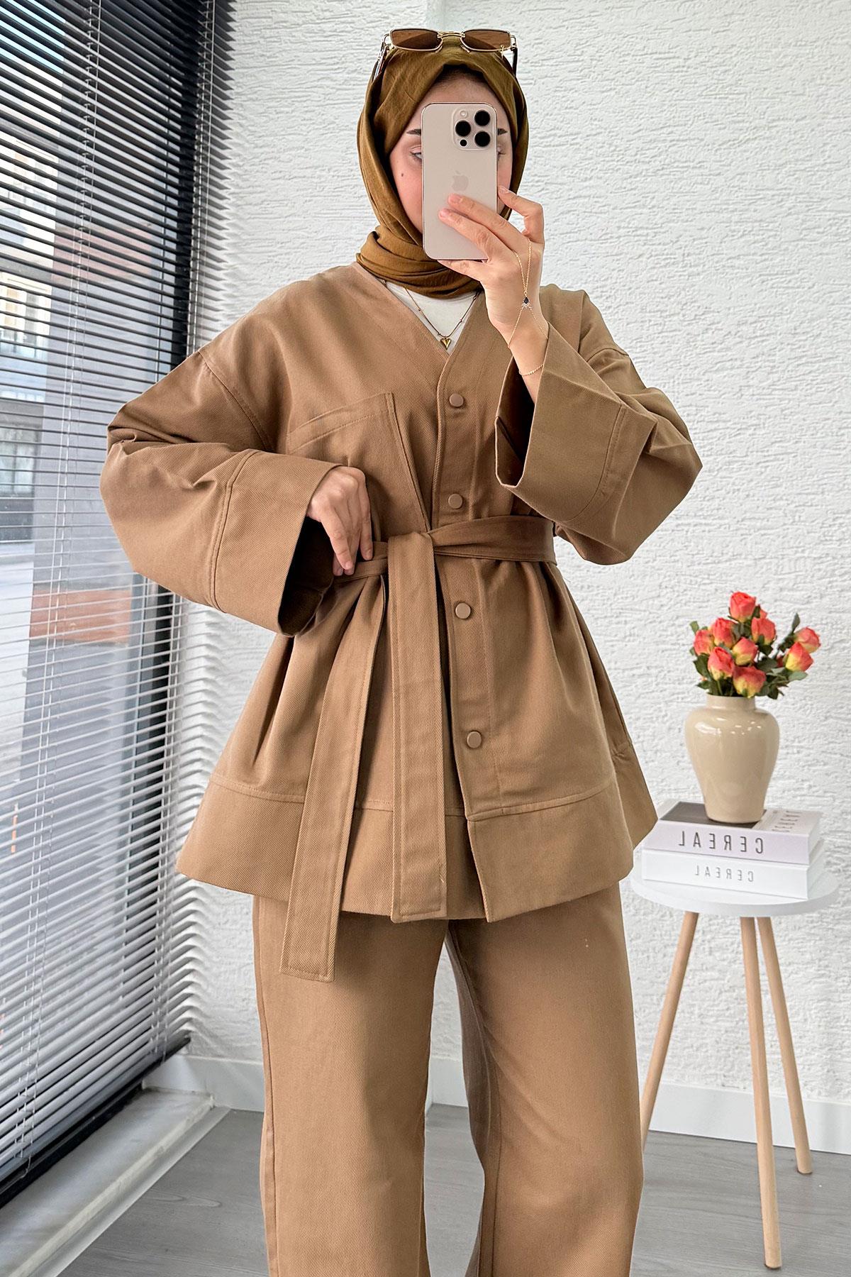 V Yaka Düğmeli Gabardin İkili Takım – Camel