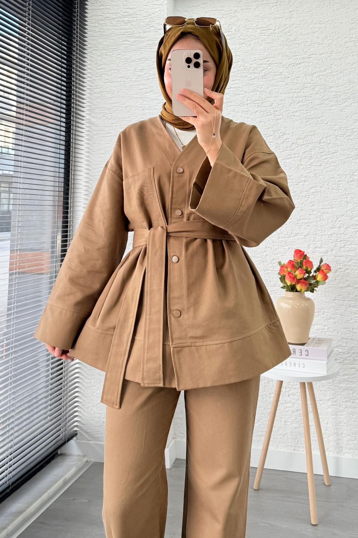 V Yaka Düğmeli Gabardin İkili Takım – Camel