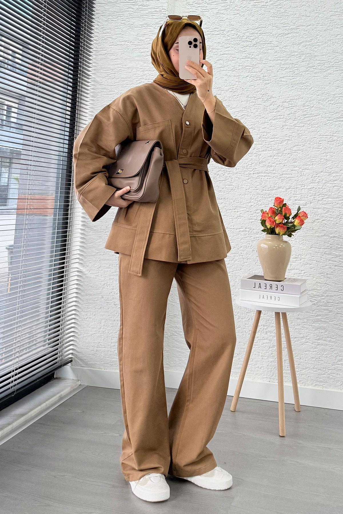 V Yaka Düğmeli Gabardin İkili Takım – Camel