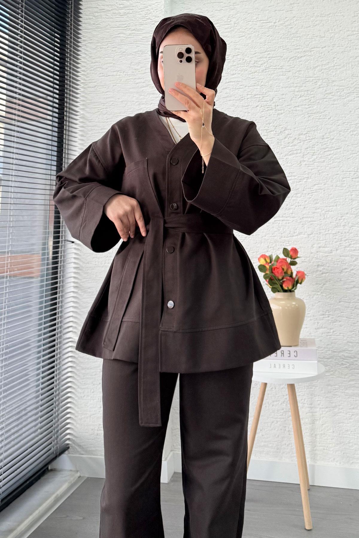 V Yaka Düğmeli Gabardin İkili Takım – Kahverengi