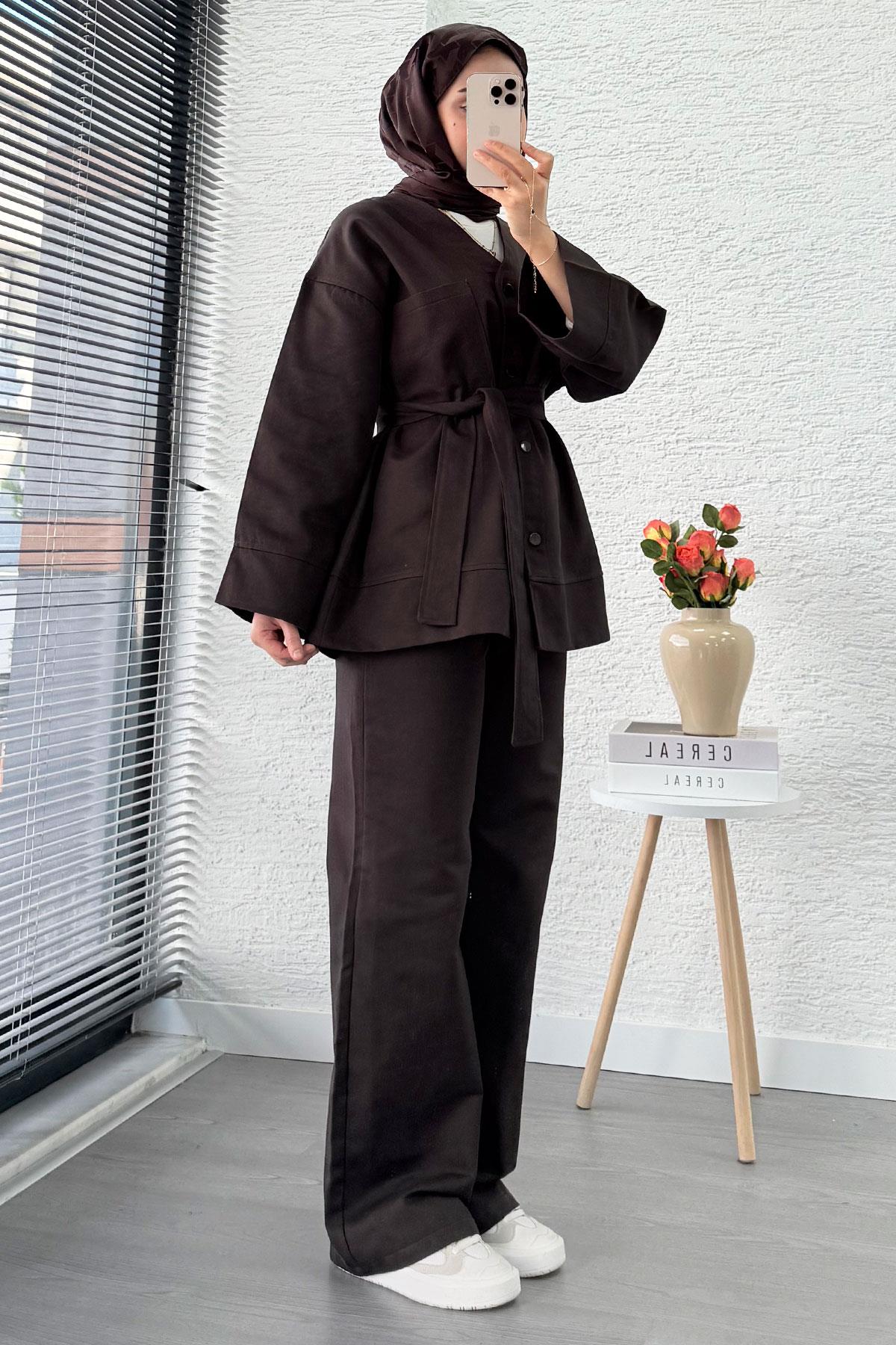 V Yaka Düğmeli Gabardin İkili Takım – Kahverengi