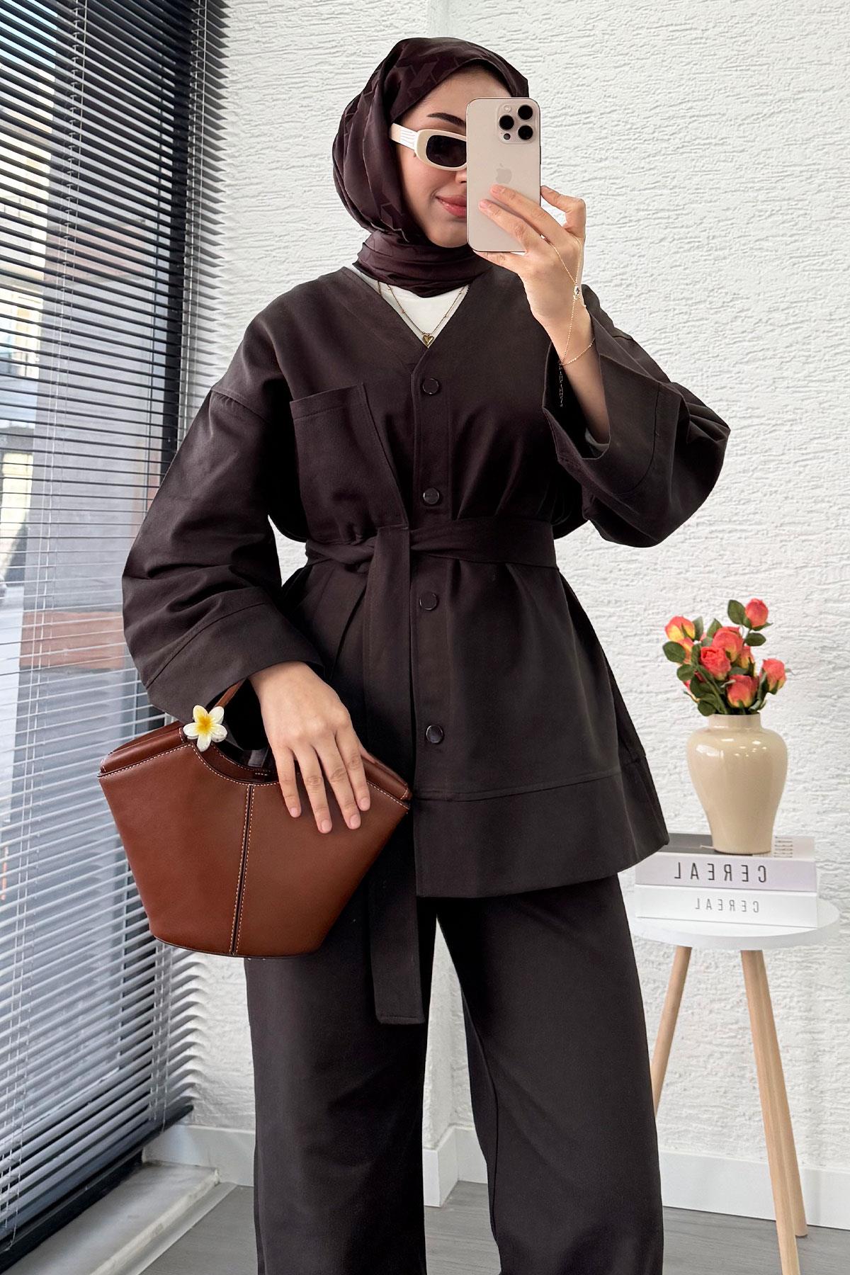 V Yaka Düğmeli Gabardin İkili Takım – Kahverengi