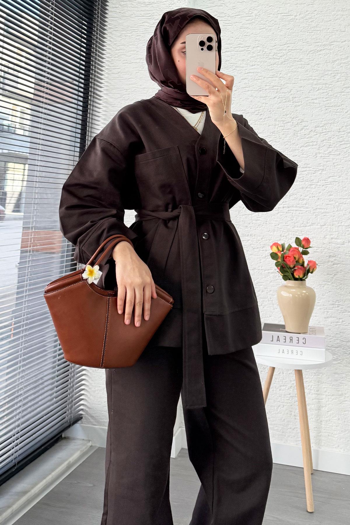 V Yaka Düğmeli Gabardin İkili Takım – Kahverengi