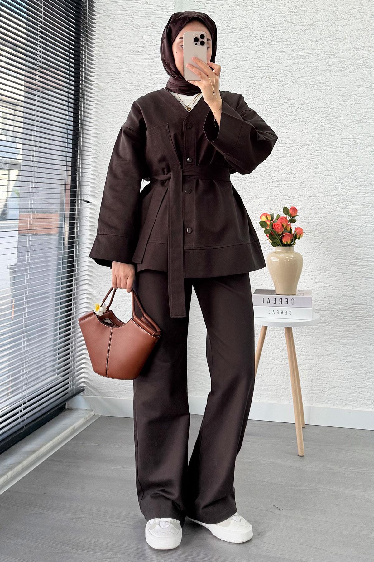 V Yaka Düğmeli Gabardin İkili Takım – Kahverengi