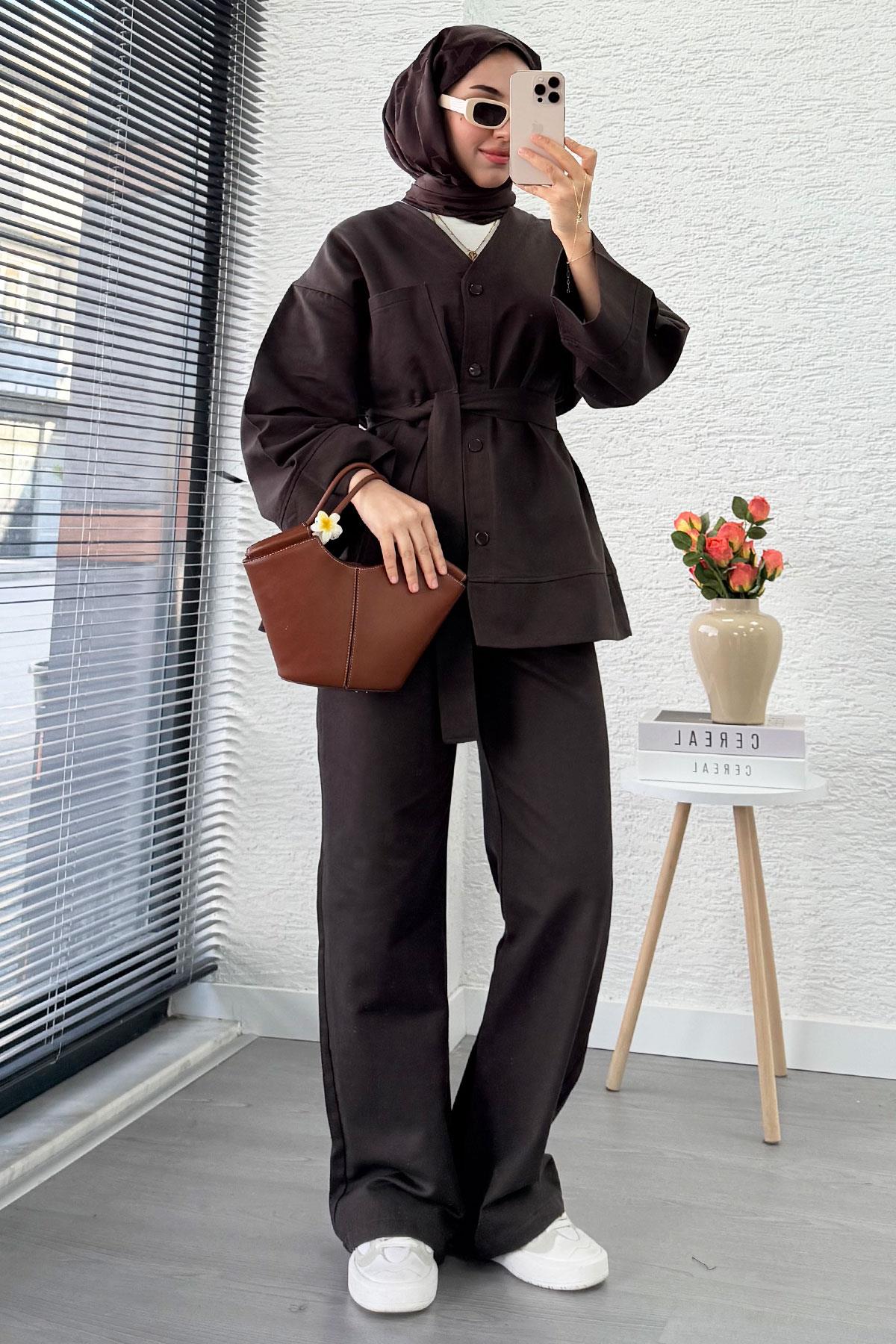 V Yaka Düğmeli Gabardin İkili Takım – Kahverengi