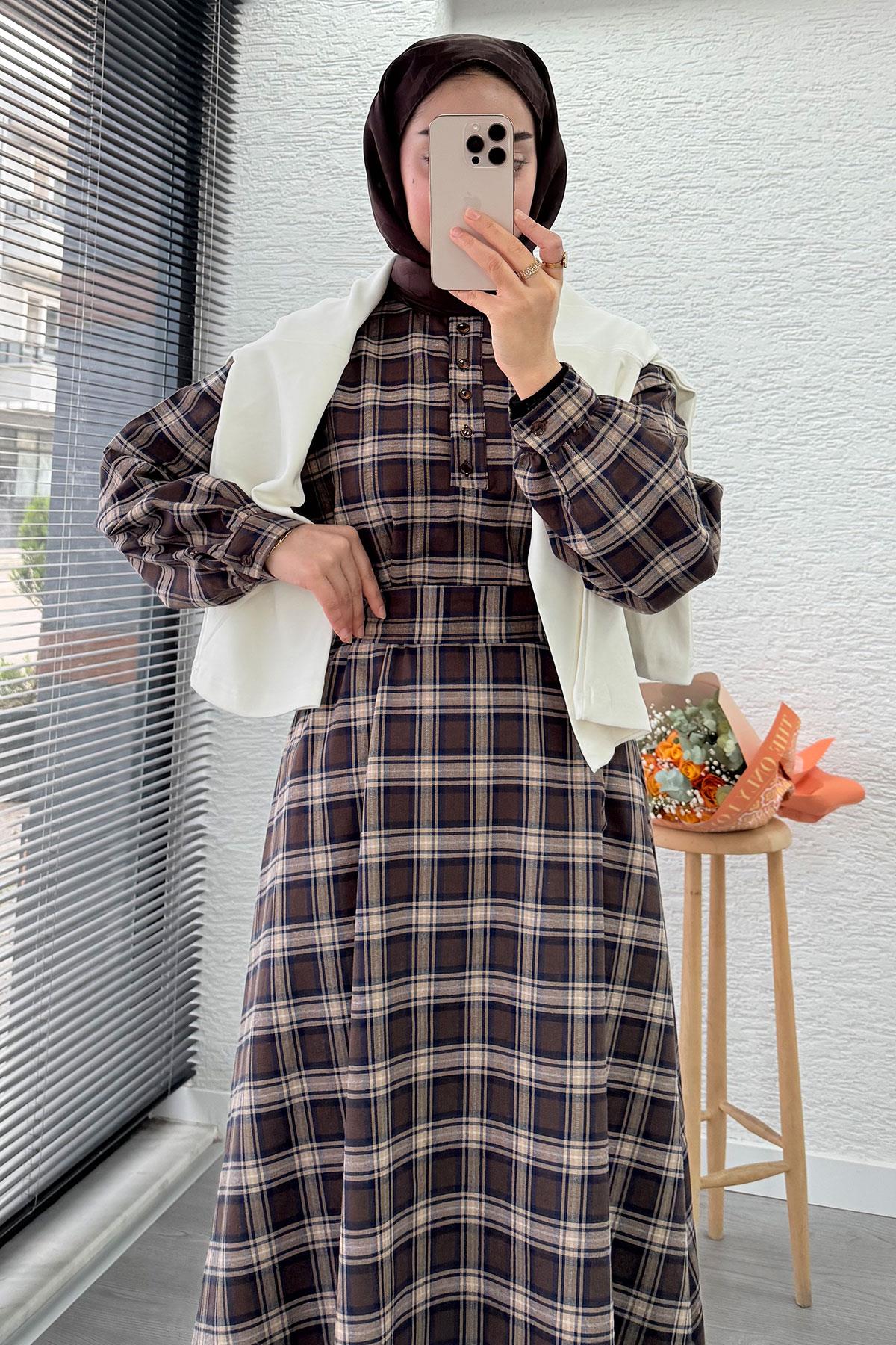 Yaka Düğmeli Kemerli Ekose Desen Uzun Elbise - Kahverengi