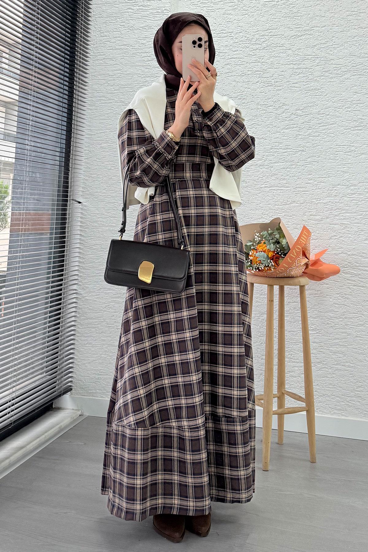 Yaka Düğmeli Kemerli Ekose Desen Uzun Elbise - Kahverengi