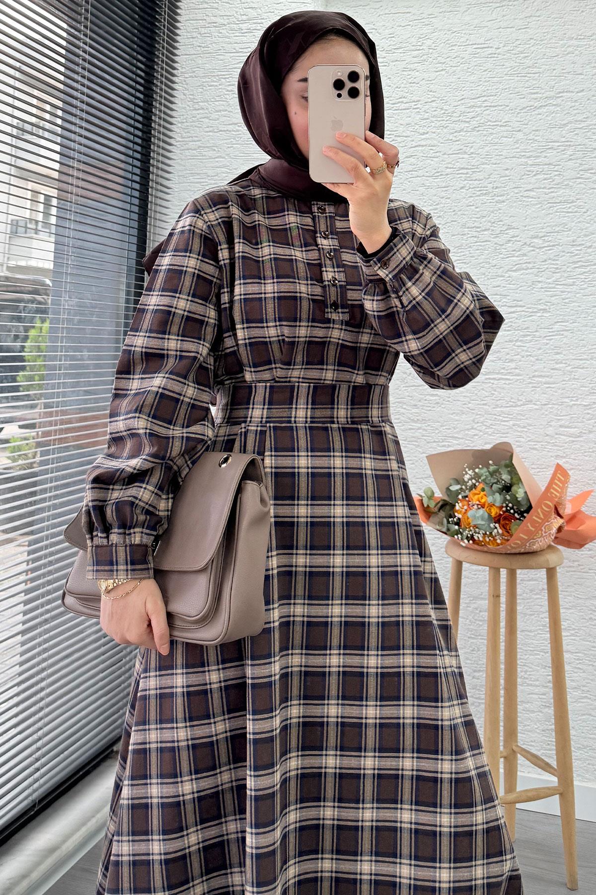 Yaka Düğmeli Kemerli Ekose Desen Uzun Elbise - Kahverengi