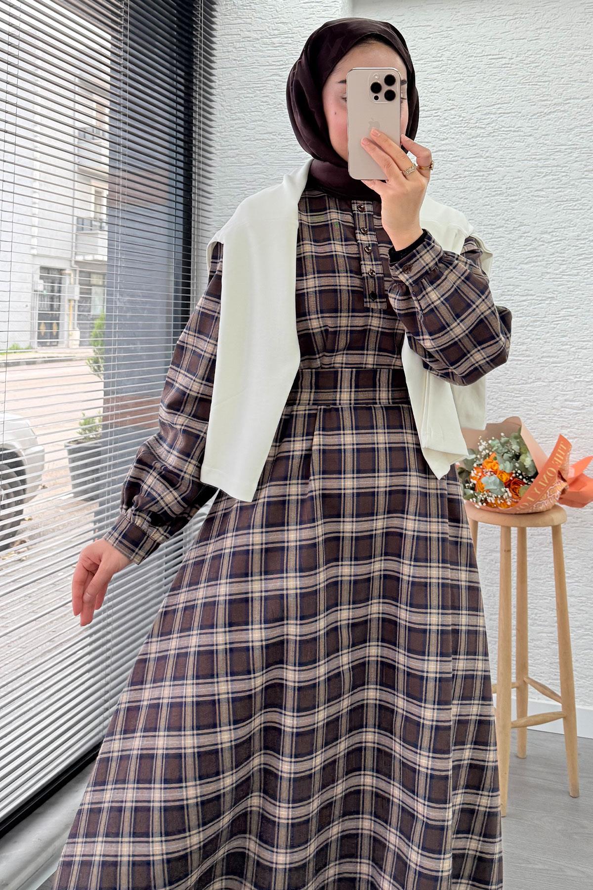 Yaka Düğmeli Kemerli Ekose Desen Uzun Elbise - Kahverengi