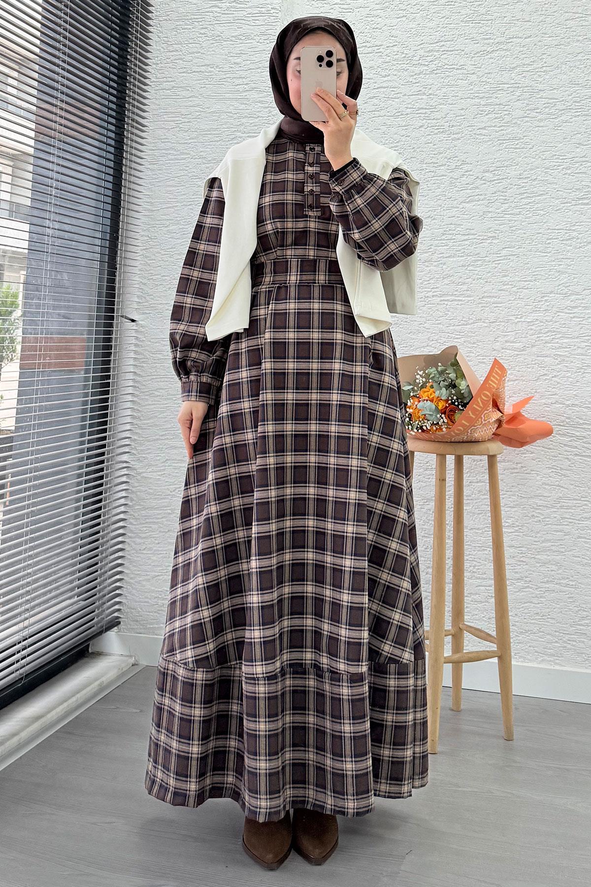 Yaka Düğmeli Kemerli Ekose Desen Uzun Elbise - Kahverengi