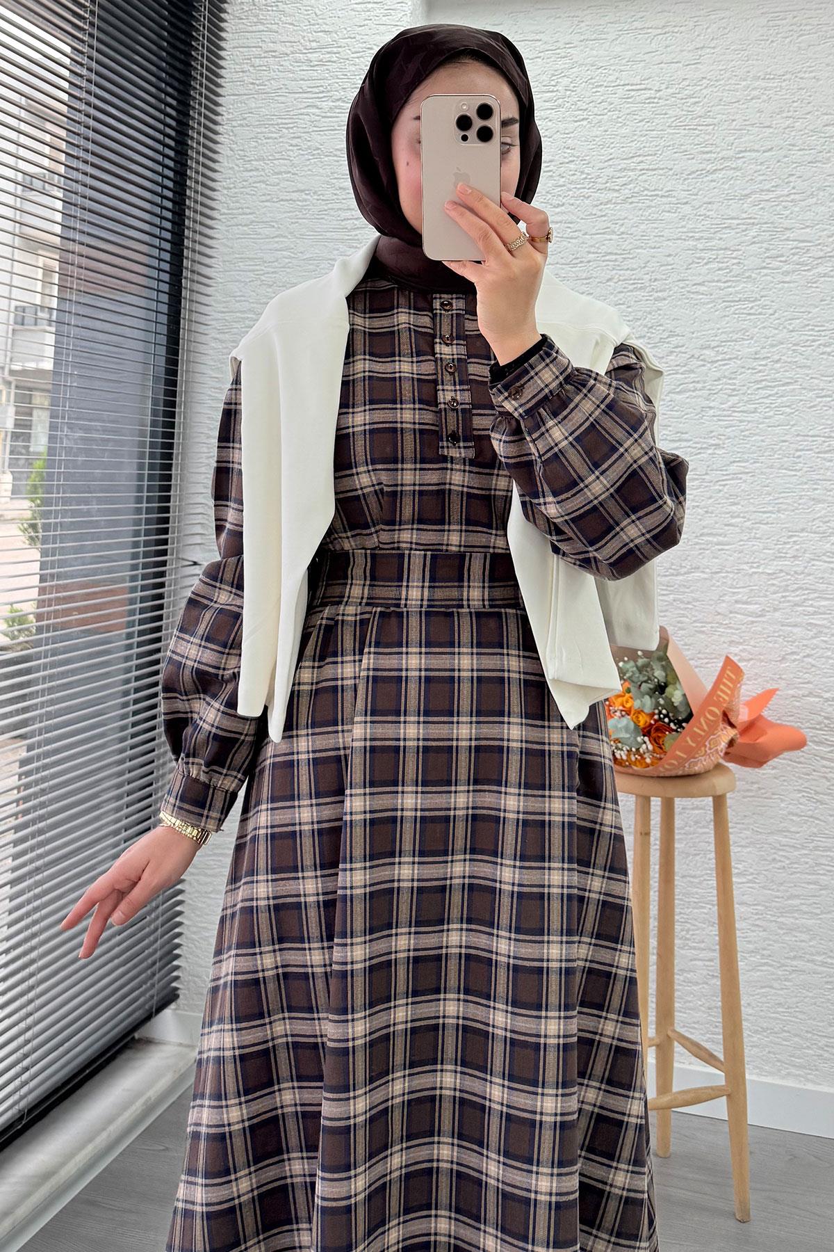 Yaka Düğmeli Kemerli Ekose Desen Uzun Elbise - Kahverengi