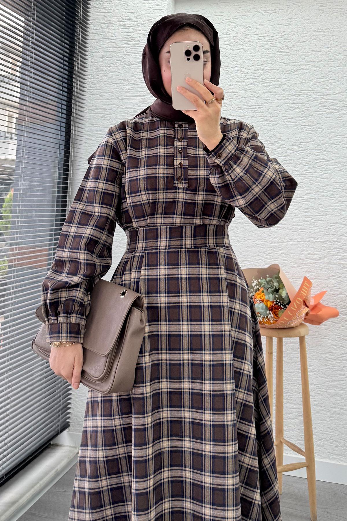 Yaka Düğmeli Kemerli Ekose Desen Uzun Elbise - Kahverengi