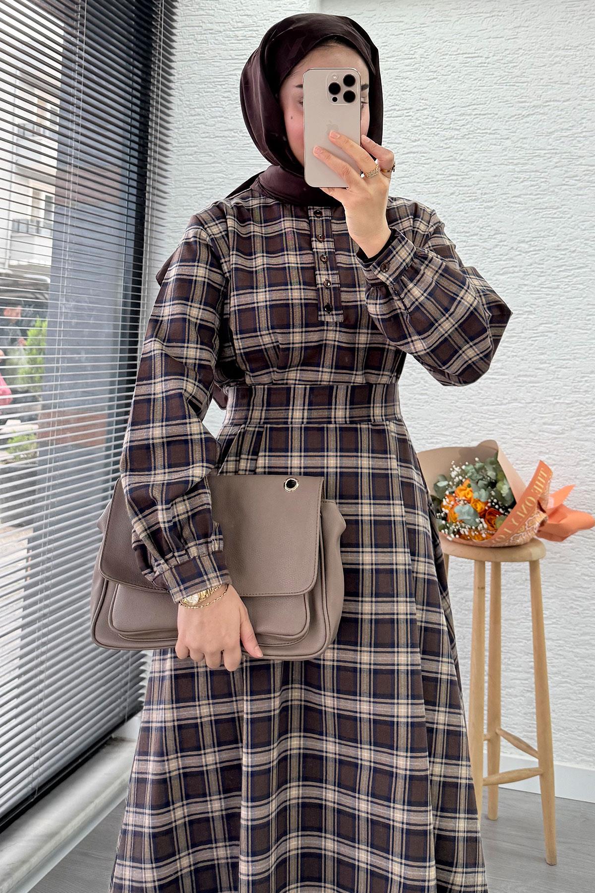 Yaka Düğmeli Kemerli Ekose Desen Uzun Elbise - Kahverengi