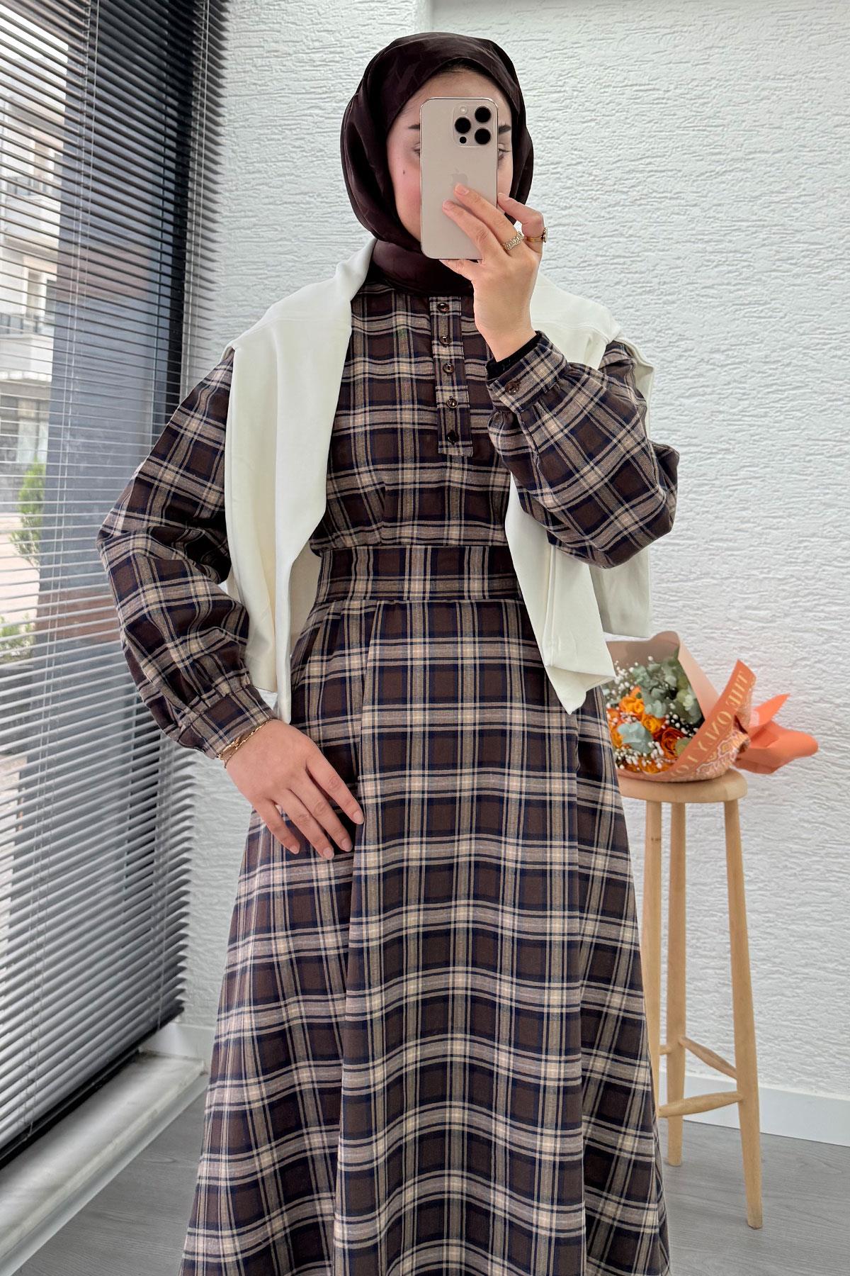 Yaka Düğmeli Kemerli Ekose Desen Uzun Elbise - Kahverengi