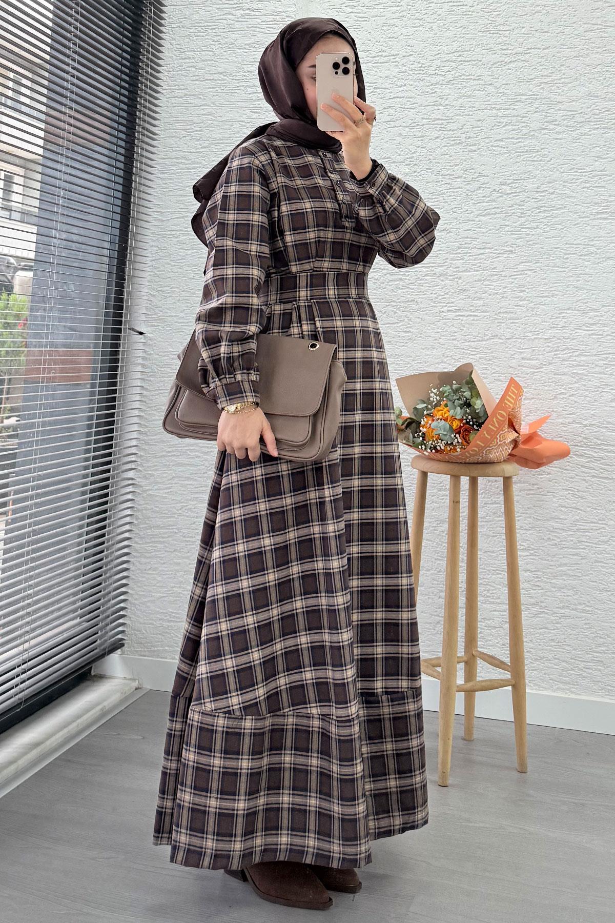 Yaka Düğmeli Kemerli Ekose Desen Uzun Elbise - Kahverengi