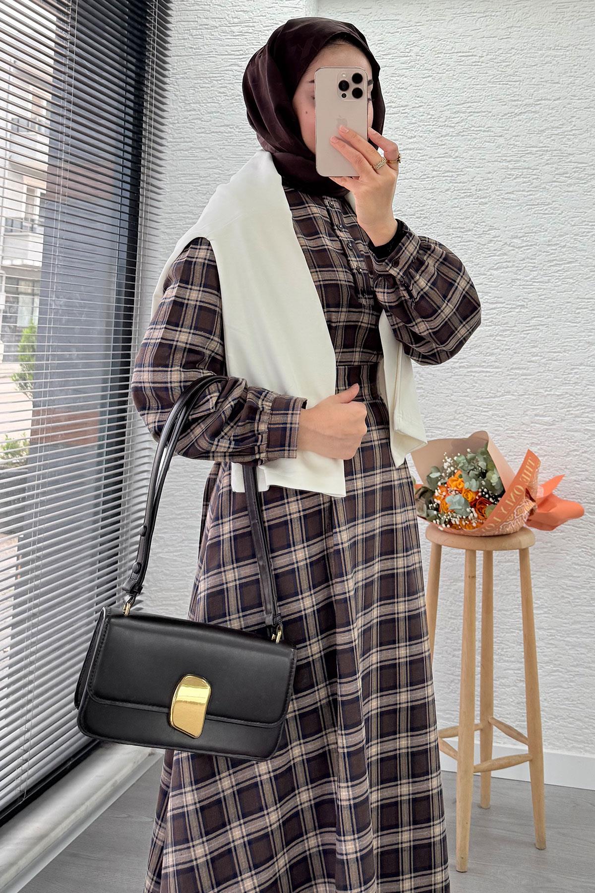 Yaka Düğmeli Kemerli Ekose Desen Uzun Elbise - Kahverengi