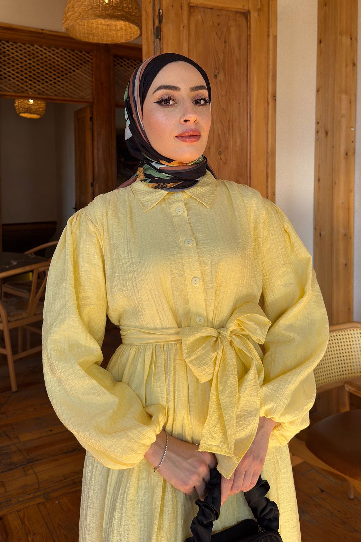 Yarım Düğmeli Beli Lastikli Sarı Elbise