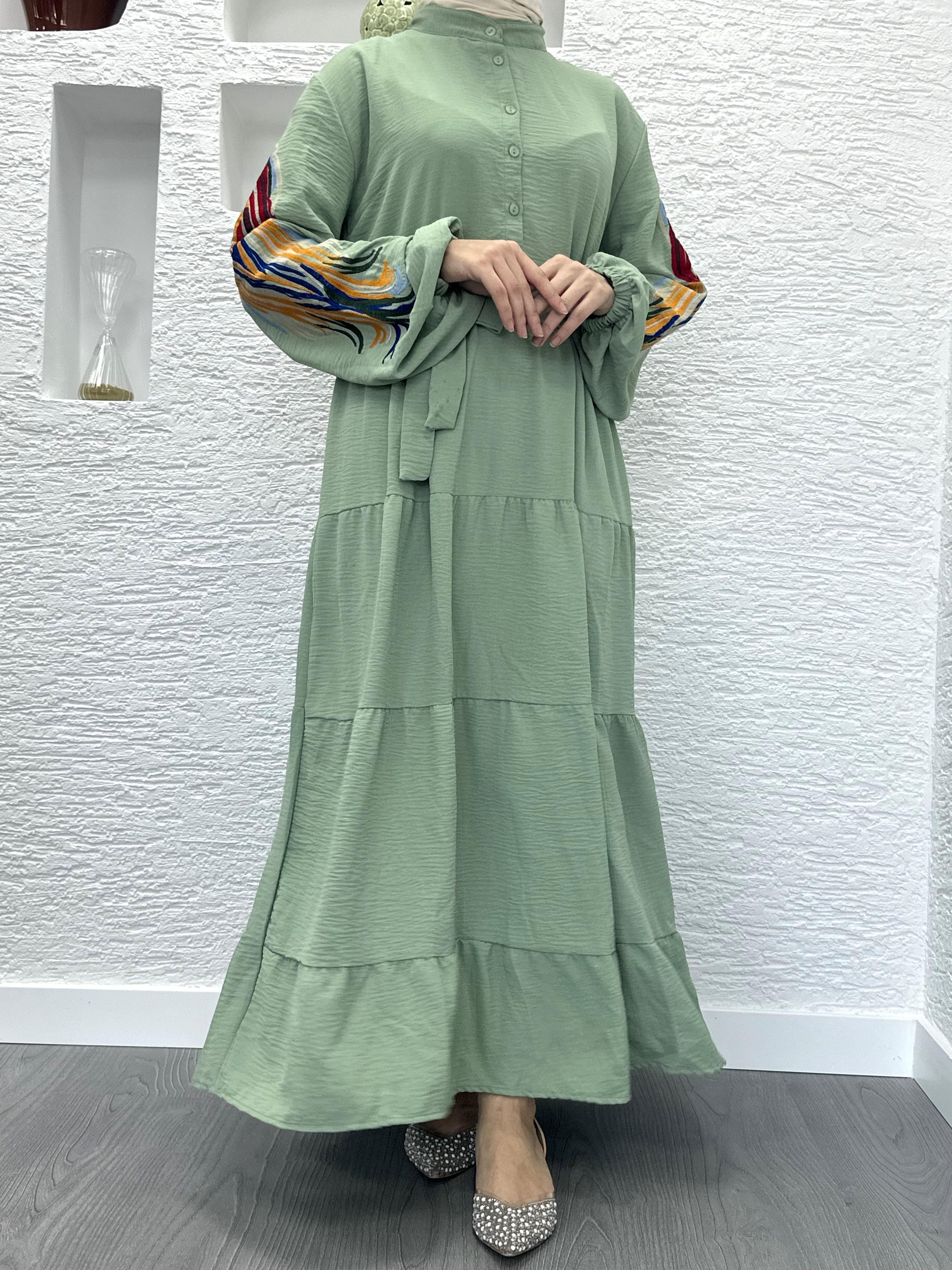 Yeşil Kol İşlemeli Elbise