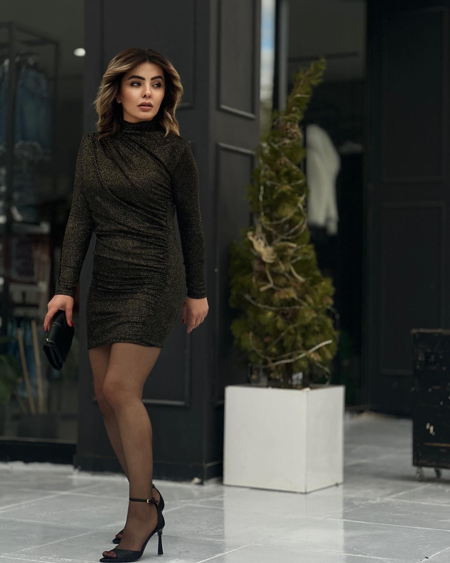  Siyah Gold Büzgü Detaylı Simli Mini Elbise