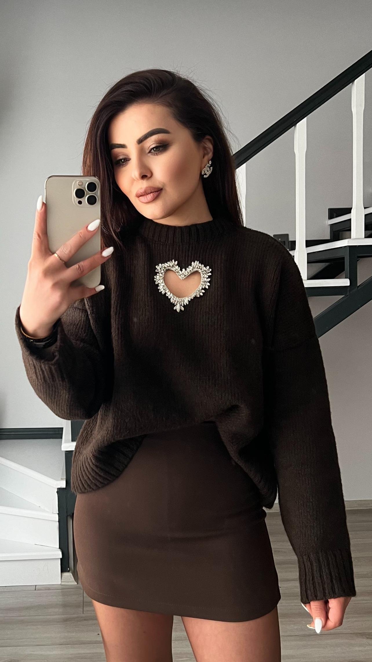 Acı Kahve Kalp Aksesuarlı Kazak 