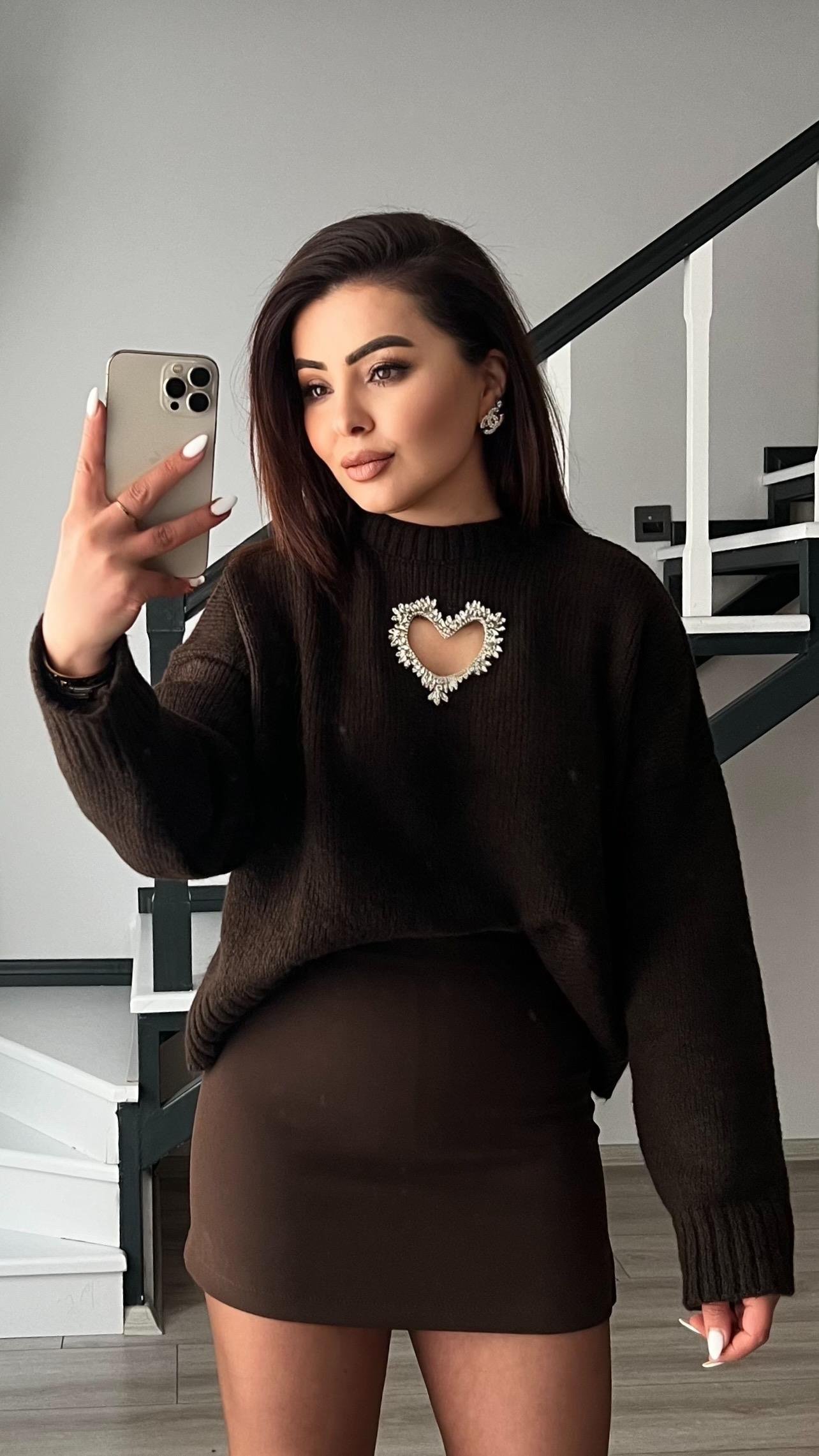 Acı Kahve Kalp Aksesuarlı Kazak 