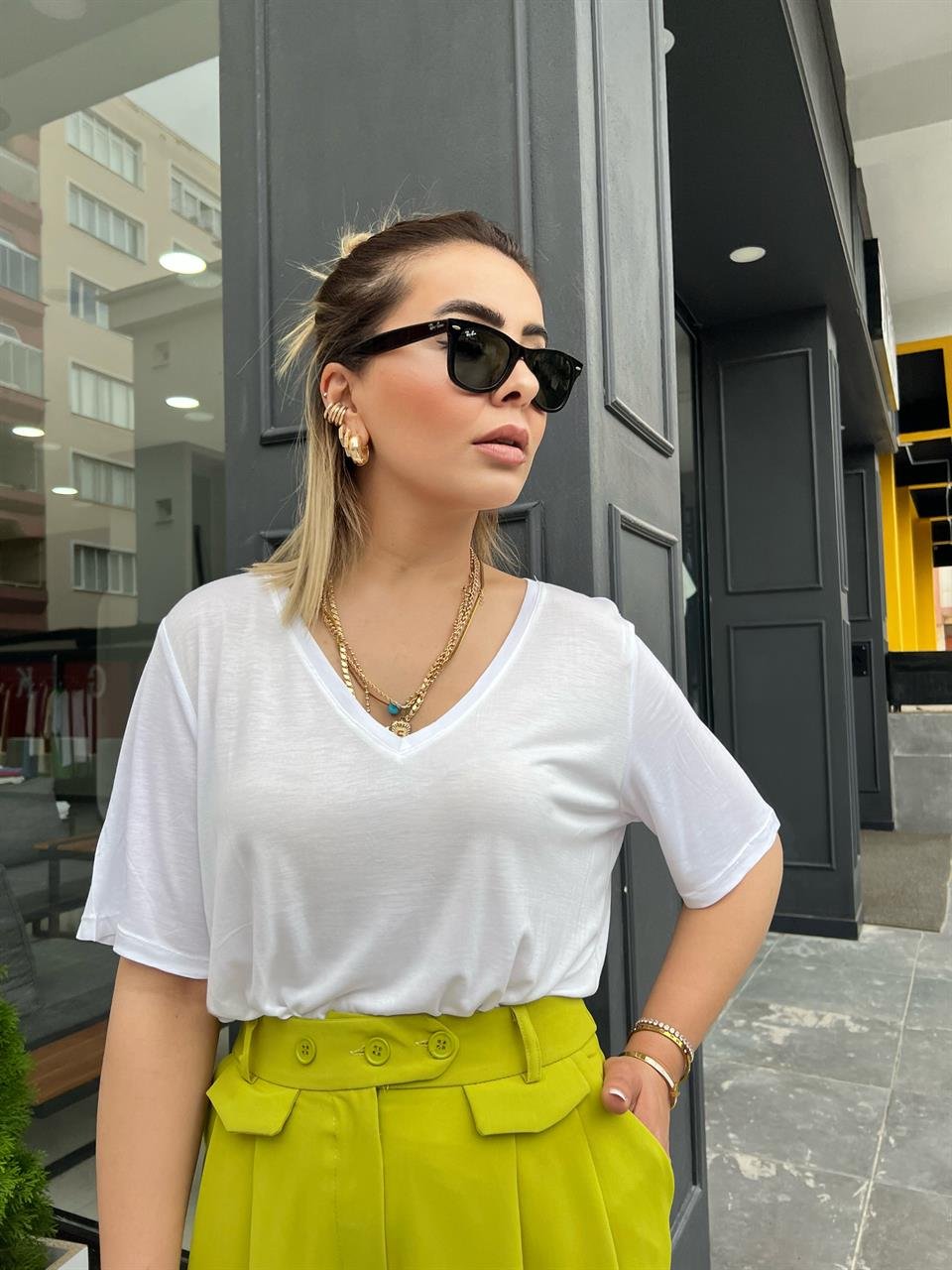 Beyaz Orijinal Marka V Yaka Tişört